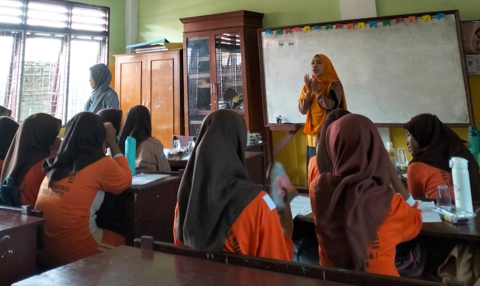 EDUKASI: Dosen Institut Kesehatan Helvetia menyampaikan edukasi Mengatasi Nyeri Haid (Dismenore) pada remaja putri melalui aromaterapi bunga lavender di Medan, Sumatera Utara.(Foto: Istimewa) 