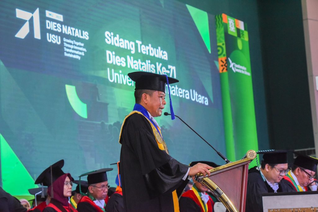 PIDATO: Rektor USU Prof Muryanto Amin, SSos, MSi yang memimpin sidang dalam pidatonya berjudul “Melaju Menuju Indonesia Emas 2045: Transformasi USU Membangun Human Capital. (Foto: Humas USU)