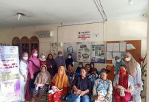 PENGABDIAN: Dosen dan mahasiswa Institut Kesehatan Helvetia Medan foto bersama dengan peserta pengabdian kepada masyarakat di Klinik Pratama Sunartik.(Foto: Istimewa)