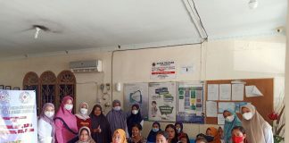 PENGABDIAN: Dosen dan mahasiswa Institut Kesehatan Helvetia Medan foto bersama dengan peserta pengabdian kepada masyarakat di Klinik Pratama Sunartik.(Foto: Istimewa)