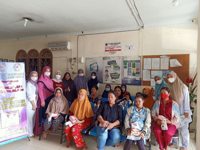 PENGABDIAN: Dosen dan mahasiswa Institut Kesehatan Helvetia Medan foto bersama dengan peserta pengabdian kepada masyarakat di Klinik Pratama Sunartik.(Foto: Istimewa)