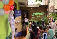 EDUKASI: Dosen dan mahasiswa Insitut Kesehatan Helvetia memberikan edukasi dan pemberian leaflet pada ibu menyusui.(Foto: Istimewa)