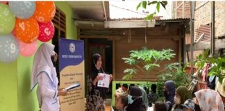 EDUKASI: Dosen dan mahasiswa Insitut Kesehatan Helvetia memberikan edukasi dan pemberian leaflet pada ibu menyusui.(Foto: Istimewa)