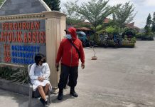 TERPAPAR : Gerbang sekolah Taman Kanak Kanak yang ada di Medan Tuntungan dihentikan aktivitas PTM.(Foto: Nusantaranews)
