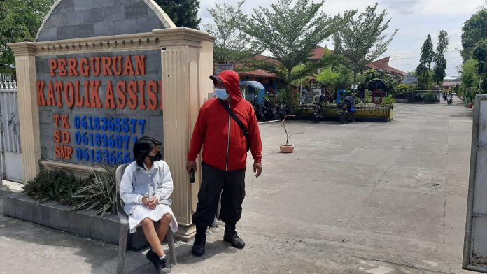 TERPAPAR : Gerbang sekolah Taman Kanak Kanak yang ada di Medan Tuntungan dihentikan aktivitas PTM.(Foto: Nusantaranews)