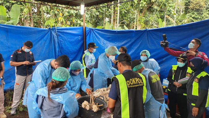 GALI: Petugas Polda Sumut melakukan penggalian makam warga yang diduga jadi korban saat tinggal di kerangkeng mirip sel tahanan milik Mantan Bupati Langkat Non Aktif Terbit Rencana Perangin Angin.(Foto: Humas Polda Sumut)