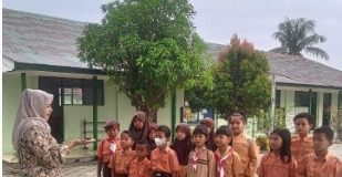 PENGABDIAN: Dosen dan Mahasiswa Akademi Keperawatan (Akper) Muhammadiyah disambut antusias saat menyampaikan penyuluhan para para siswa dan siswi SD Kartika 1-3.(Foto: Istimewa)