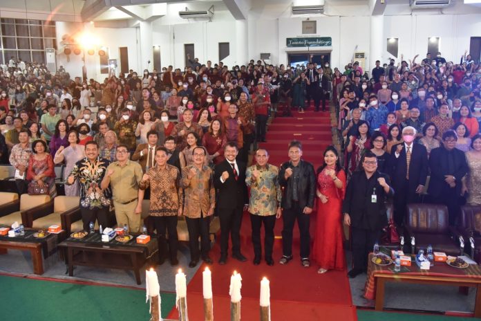 PERAYAAN: Sekretaris Universitas Sumatera Utara Prof. Dr. dr. Muhammad Fidel Ganis Siregar, M.Ked(OG), Sp.O.G, Subsp. F.E.R foto bersama Jemaat Kristiani pada perayaan Natal Oikumene USU 2022.(Foto: Humas USU)