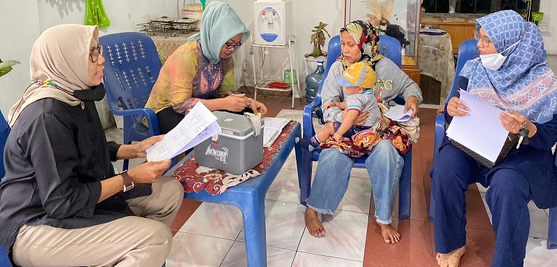 PENGABDIAN: Prodi Sarjana Kebidanan Dosen Institut Kesehatan Helvetia melakukan penyuluhan Edukasi Tentang Deteksi Dini Tumbuh Kembang Motorik Pada Ibu Balita Di Klinik Pratama Haryantari Medan. (Foto: Istimewa)