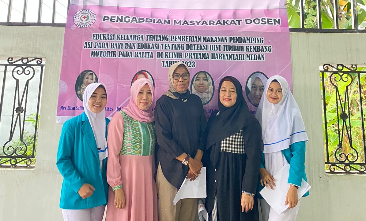 PENGABDIAN: Dosen dan Mahasiswa Dosen Institut Kesehatan Helvetia foto bersama usai menggelar pengabdian kepada masyarakat berupa Edukasi Keluarga Pentingnya Makanan Pandamping ASI pada Bayi di Klinik Pratama Haryanti. (Foto: Istimewa)