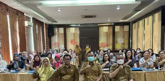 WORKSHOP: Penyelenggara foto bersama peserta Workshop Supervisi Fasilitatif Program Kesehatan Ibu dan Anak dari 6 Kabupaten/Kota di Sumatera Utara.(Foto: Dinkes Sumut)
