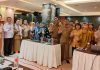 RAPAT PERSIAPAN: Penyelenggara foto bersama dengan peserta rapat persiapan dalam rangka koordinasi pemberian paket makanan tambahan (PMT) lokal bagi ibu hamil kurang energi kronis (KEK) dan balita bermasalah gizi. (Foto: Dinkes Sumut)