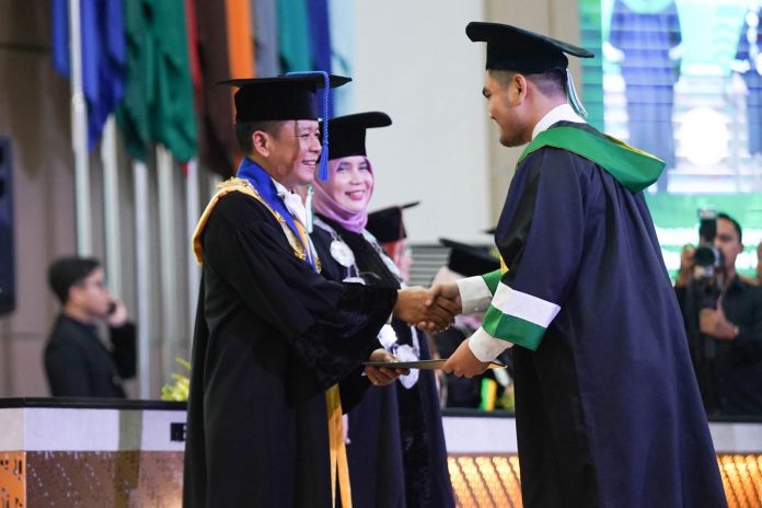 WISUDA: Rektor Universitas Sumatera Utara Prof. Muryanto Amin memberikan selamat kepada seorang mahasiswa yang diwisuda.(Foto: Humas USU)