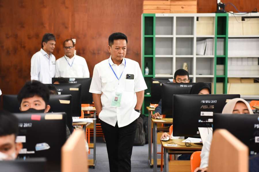 TINJAU: Rektor USU, Prof Muryanto meninjau dan melakukan kunjungan ke beberapa ruang ujian di Fakultas Kedokteran USU dan SMAN I Medan selaku mitra UTBK USU, untuk melihat secara langsung pelaksanaannya.(Foto Humas USU)