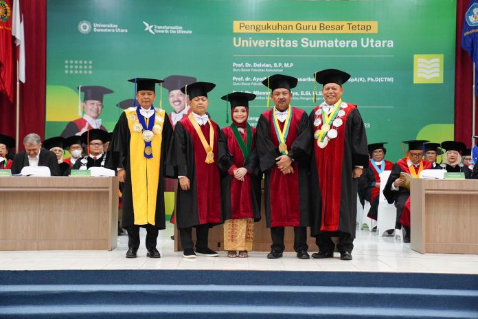 GURU BESAR: Rektor USU Prof. Dr. Muryanto Amin S.Sos., M.Si foto bersama dengan tiga guru besar yang dikukuhkan.(Foto: Humas USU)