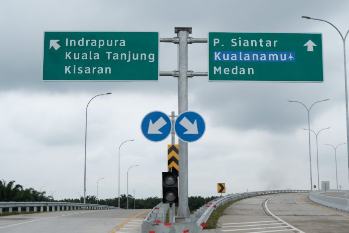RUAS JTTS: Papan penunjuk arah jalan di ruas Jalan Tol Trans Sumatera (JTTS).(Foto: Humas PT Hutama Karya)