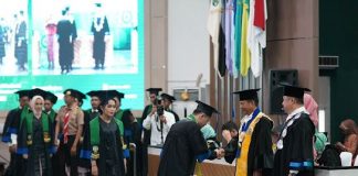 WISUDA: Rektor USU Prof. Dr. Muryanto Amin, S.Sos., MSi memberi selamat pada seorang wisudawan saat menggelar prosesi wisuda Periode IV Tahun Akademik 2022/2023 dengan total wisudawan 4.189.(Foto: Humas USU)