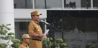 APEL: Penjabat (Pj) Gubernur Sumatera Utara (Sumut) Hassanudin memimpin Apel Pagi di Halaman Kantor Gubernur Jalan Diponegoro Nomor 30 Medan, baru-baru ini. (Foto: Dokumen/DISKOMINFO SUMUT)