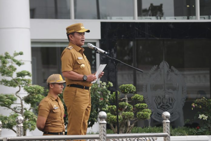APEL: Penjabat (Pj) Gubernur Sumatera Utara (Sumut) Hassanudin memimpin Apel Pagi di Halaman Kantor Gubernur Jalan Diponegoro Nomor 30 Medan, baru-baru ini. (Foto: Dokumen/DISKOMINFO SUMUT)