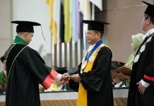 WISUDAWAN: Rektor USU Prof Muryanto Amin, SSos, MSi melantik2.279 Wisudawan Periode I Tahun Akademik 2023/2024. (Foto: Humas USU)