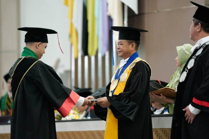 WISUDAWAN: Rektor USU Prof Muryanto Amin, SSos, MSi melantik2.279 Wisudawan Periode I Tahun Akademik 2023/2024. (Foto: Humas USU)