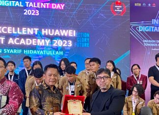 TALENTA DIGITAL: Rektor Universitas Sumatera Utara (USU) Prof Dr Muryanto Amin, SSos, MSi menerima penghargaan atas perhatiannya terhadap pembinaan talenta digital Indonesia.(Foto: Humas USU)