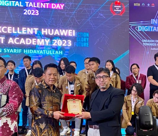 TALENTA DIGITAL: Rektor Universitas Sumatera Utara (USU) Prof Dr Muryanto Amin, SSos, MSi menerima penghargaan atas perhatiannya terhadap pembinaan talenta digital Indonesia.(Foto: Humas USU)