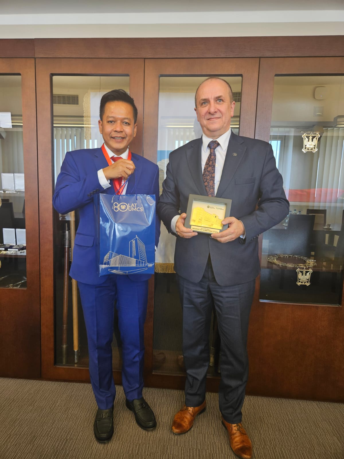 BERSAMA: Rektor USU, Prof. Muryanto Amin, S.Sos., M.Si. foto bersama usai bertukar cendramata dengan salah seorang peserta konferensi call for paper international untuk bidang social science and business research network (SSBRN) serta forum dekan fakultas ekonomi dari 40 universitas yang dilaksanakan di University Marie Curie Skolowdoska, Lublin, Polandia.(Foto Humas USU)