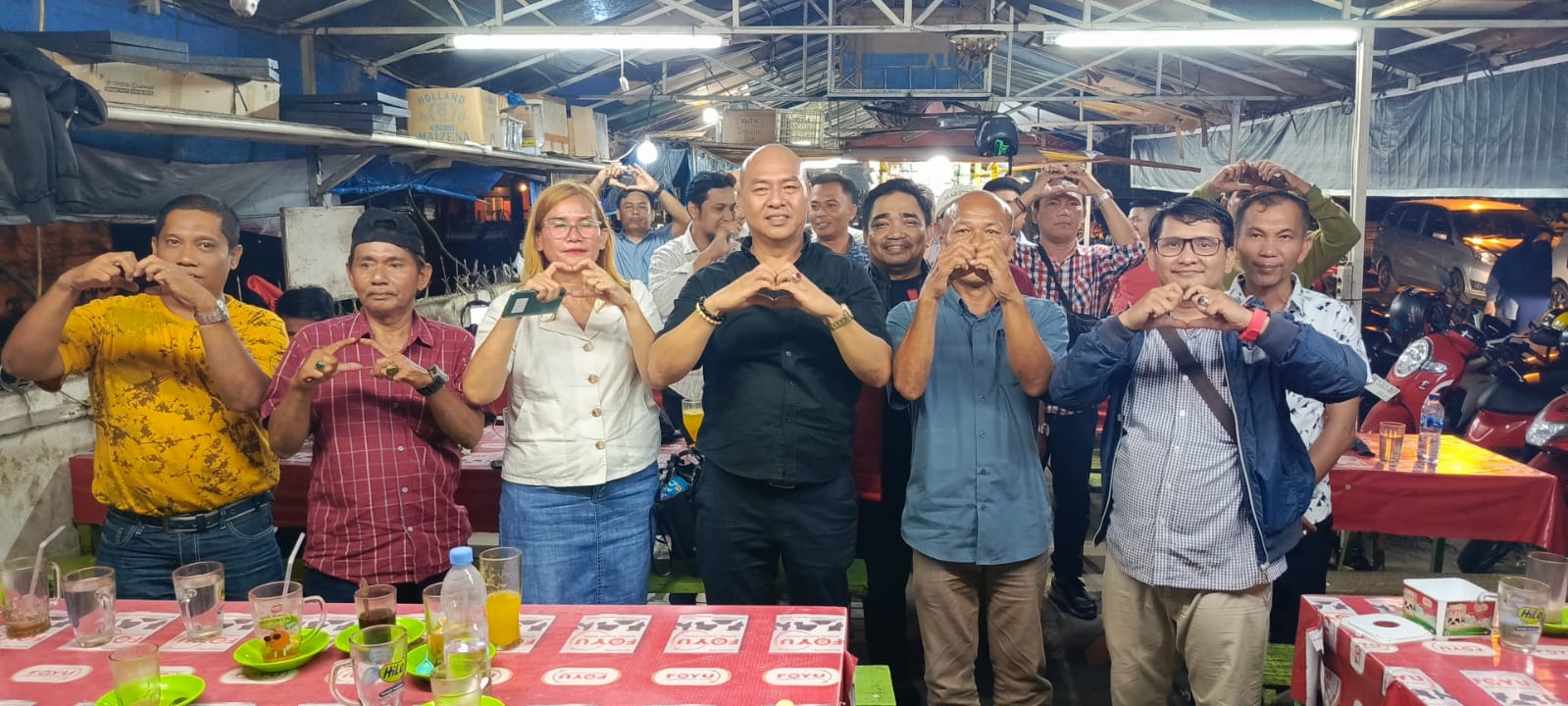 BERSAMA: Dr. Drs Nikson Nababan MSi, politisi muda asal Sumatera Utara saat ini sedang mencalonkan diri sebagai gubernur sumut untuk pemilihan Gubernur dan Wakil Gubernur Sumut (Pilgubsu) tahun 2024. Foto bersama dengan jurnalis di Warkop Jurnalis Medan.(Foto: Istimewa)