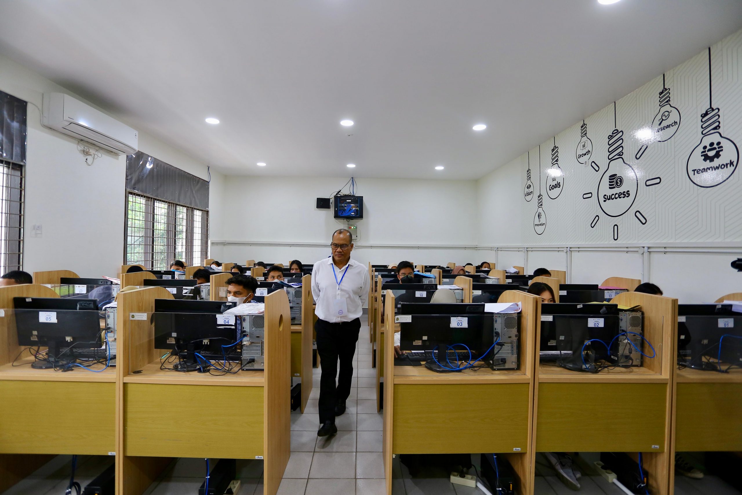 TINJAU: Wakil Rektor I USU, Dr Edy Ikhsan, SH, MA, meninjau pelaksanaan UTBK hari pertama. (Foto: Humas USU)