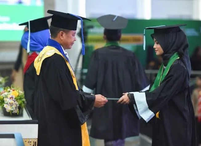 WISUDA: Rektor Universitas Sumatera Utara (USU) Prof Muryanto Amin menyerahkan Ijasah Sarjana pada pada prosesi wisuda.(Foto: Humas USU)